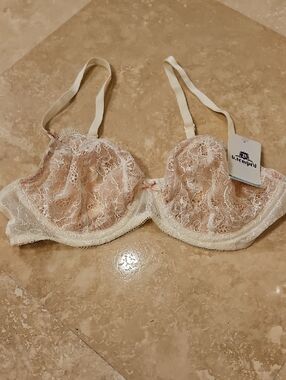 NEW B TEMPTED Lace Underwire Bra in Blush Cream